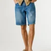 Bermuda in denim dal taglio affusolato Bermuda in denim dal taglio affusolato