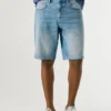 Bermuda in denim dal taglio affusolato Bermuda in denim dal taglio affusolato