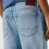 Bermuda in denim dal taglio affusolato Bermuda in denim dal taglio affusolato