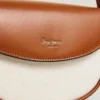 Borsa a tracolla con patta Borsa a tracolla con patta