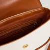 Borsa a tracolla con patta Borsa a tracolla con patta