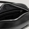 Borsa a tracolla effetto pelle con logo Borsa a tracolla effetto pelle con logo