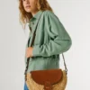Borsa a tracolla in juta con patta Borsa a tracolla in juta con patta
