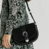 Borsa in pelle scamosciata con patta Borsa in pelle scamosciata con patta