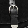 Borsa in pelle scamosciata con patta Borsa in pelle scamosciata con patta