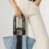 Borsa shopper con logo in rilievo Borsa shopper con logo in rilievo