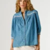 Camicetta in denim dalla vestibilità regolare Camicetta in denim dalla vestibilità regolare