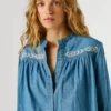 Camicetta in denim dalla vestibilità regolare Camicetta in denim dalla vestibilità regolare