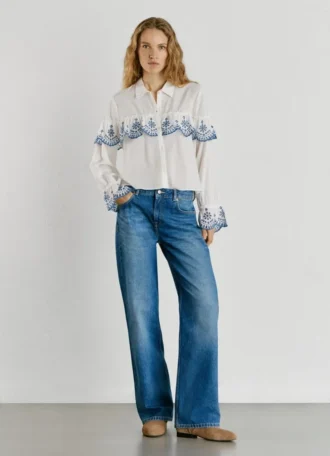 Camicia con volant ricamati