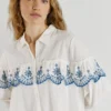 Camicia con volant ricamati Camicia con volant ricamati
