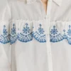 Camicia con volant ricamati Camicia con volant ricamati