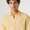 Camicia dalla vestibilità regolare tinta in capo Camicia dalla vestibilità regolare tinta in capo