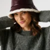 Cappello reversibile in ecopelle Cappello reversibile in ecopelle