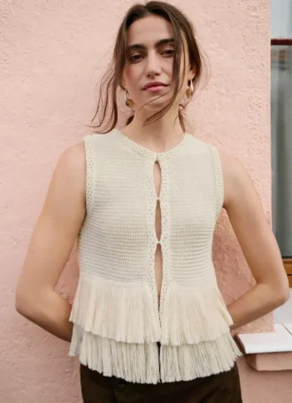 Gilet all’uncinetto con frange