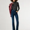 Jeans a vita alta e gamba svasata Jeans a vita alta e gamba svasata