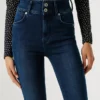 Jeans a vita alta e gamba svasata Jeans a vita alta e gamba svasata