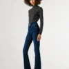 Jeans a vita alta e gamba svasata Jeans a vita alta e gamba svasata
