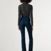Jeans a vita alta e gamba svasata Jeans a vita alta e gamba svasata