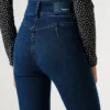 Jeans a vita alta e gamba svasata Jeans a vita alta e gamba svasata