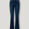 Jeans a vita alta e gamba svasata Jeans a vita alta e gamba svasata