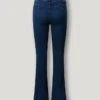 Jeans a vita alta e gamba svasata Jeans a vita alta e gamba svasata