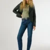 Jeans a vita alta e vestibilità affusolata – Viola Jeans a vita alta e vestibilità affusolata – Viola