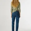 Jeans a vita alta e vestibilità affusolata – Viola Jeans a vita alta e vestibilità affusolata – Viola