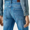 Jeans a vita alta e vestibilità affusolata – Viola Jeans a vita alta e vestibilità affusolata – Viola