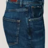 Jeans a vita alta e vestibilità affusolata – Viola Jeans a vita alta e vestibilità affusolata – Viola