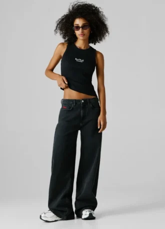 Jeans a vita media e vestibilità ampia