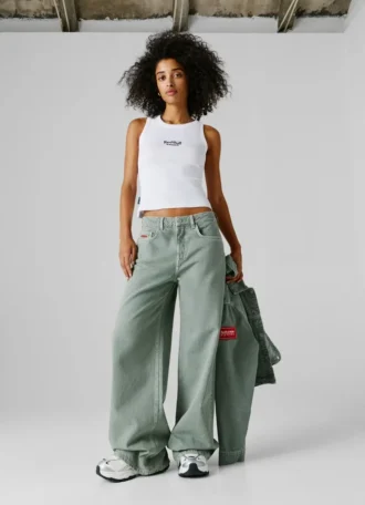 Jeans a vita media e vestibilità ampia