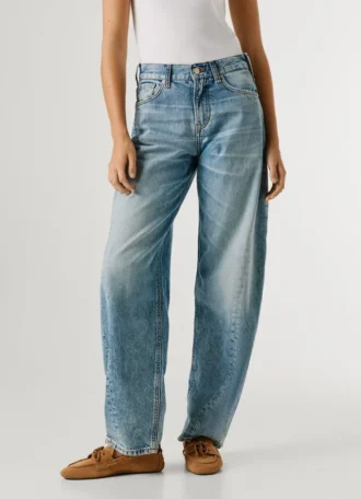 Jeans a vita media e vestibilità ampia
