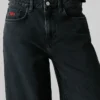 Jeans a vita media e vestibilità ampia