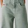Jeans a vita media e vestibilità ampia