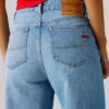 Jeans a vita media e vestibilità ampia Jeans a vita media e vestibilità ampia