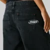 Jeans a vita media e vestibilità ampia