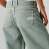 Jeans a vita media e vestibilità ampia
