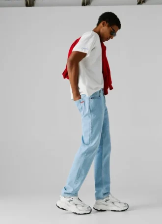 Jeans a vita media e vestibilità dritta
