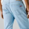 Jeans a vita media e vestibilità dritta