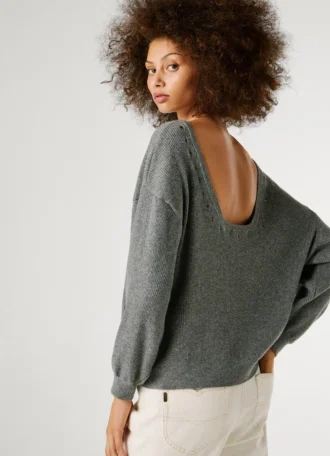 Maglione a costine con scollo a barchetta
