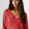 Maglione traforato con scollo a V Maglione traforato con scollo a V