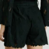 Pantaloncini con dettagli traforati Pantaloncini con dettagli traforati