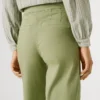 Pantaloni larghi con bottoni sul davanti Pantaloni larghi con bottoni sul davanti
