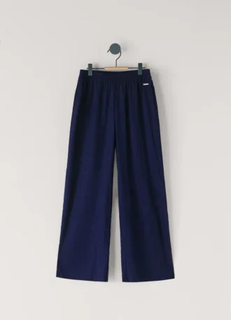 Pantaloni larghi e fluidi
