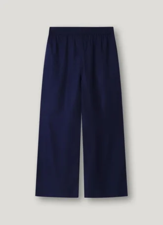 Pantaloni larghi e fluidi