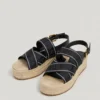 Sandali con zeppa e chiusura con fibbia Sandali con zeppa e chiusura con fibbia