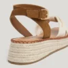 Sandali con zeppa e cinturini incrociati