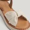Sandali con zeppa e cinturini incrociati