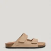 Sandali in pelle scamosciata con doppia chiusura in velcro Sandali in pelle scamosciata con doppia chiusura in velcro