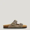 Sandali in pelle scamosciata con doppia fibbia Sandali in pelle scamosciata con doppia fibbia